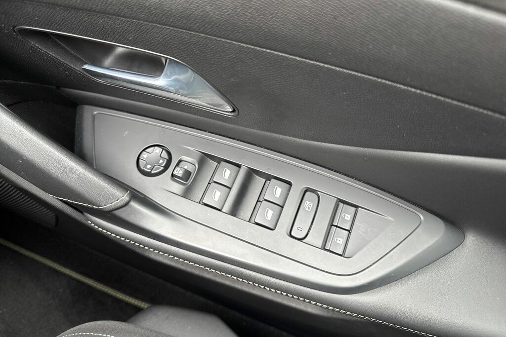 Peugeot 408 Fastback 1.2 Puretech Gt E Black #40