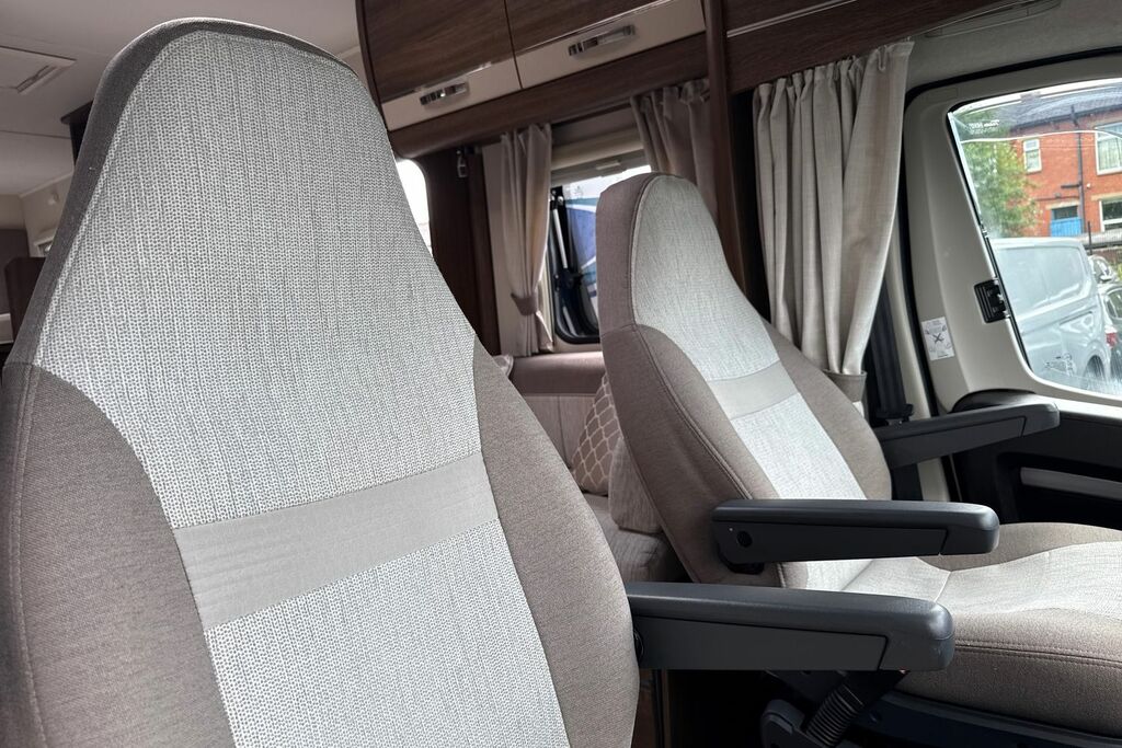   Volkswagen 109Kw Life Pure 52Kwh White #20