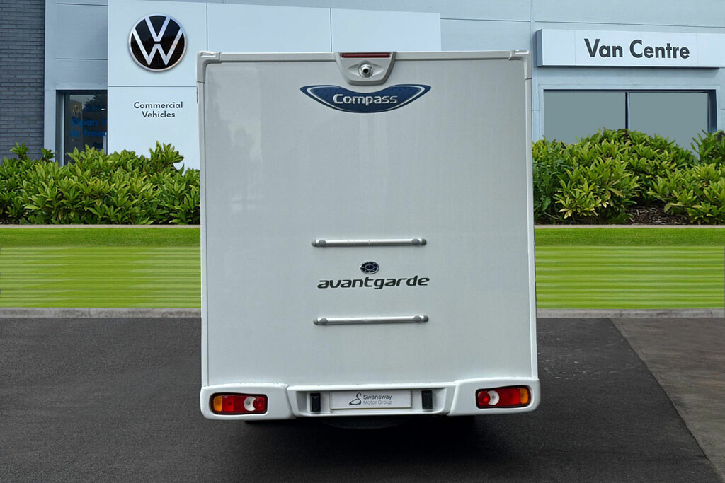   Volkswagen 109Kw Life Pure 52Kwh White #4