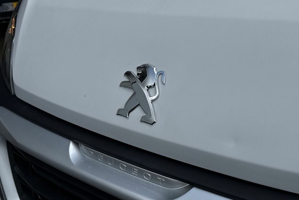   Volkswagen 109Kw Life Pure 52Kwh White #28