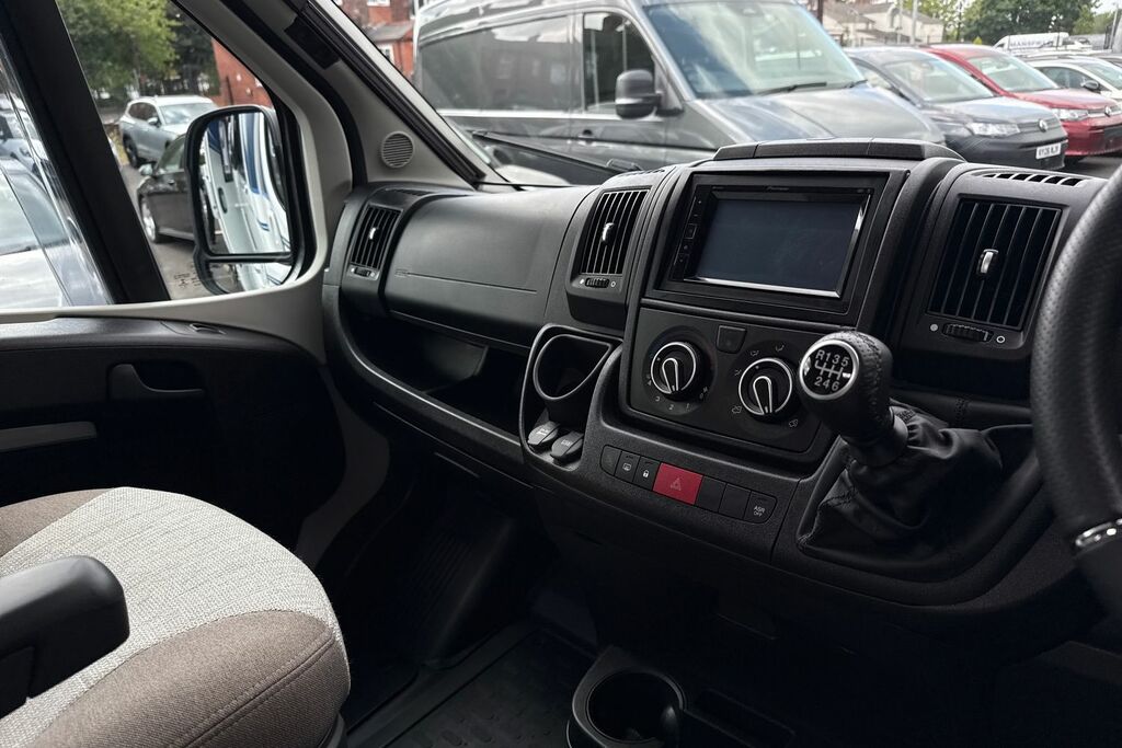   Volkswagen 109Kw Life Pure 52Kwh White #14