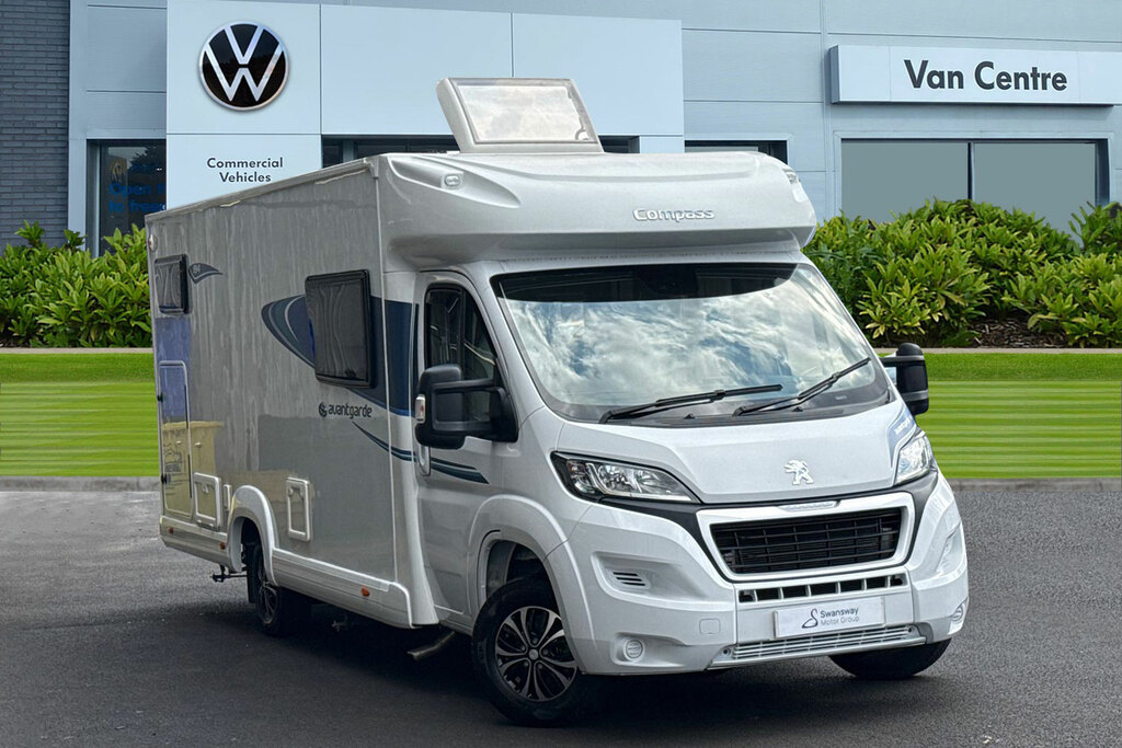   Volkswagen 109Kw Life Pure 52Kwh White #1