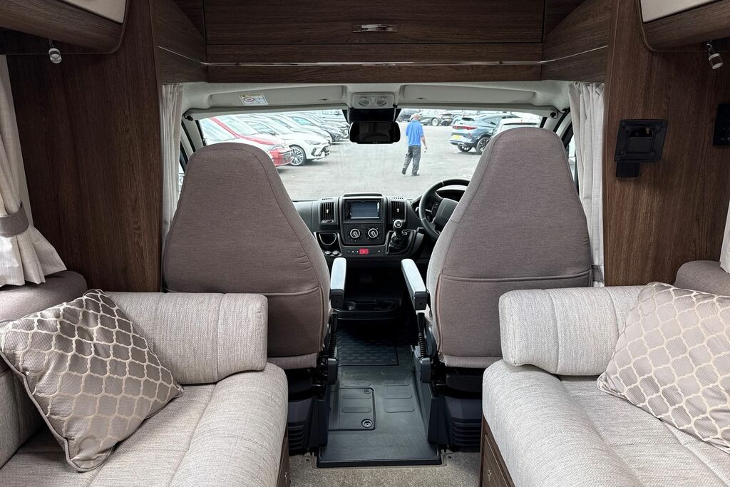   Volkswagen 109Kw Life Pure 52Kwh White #32