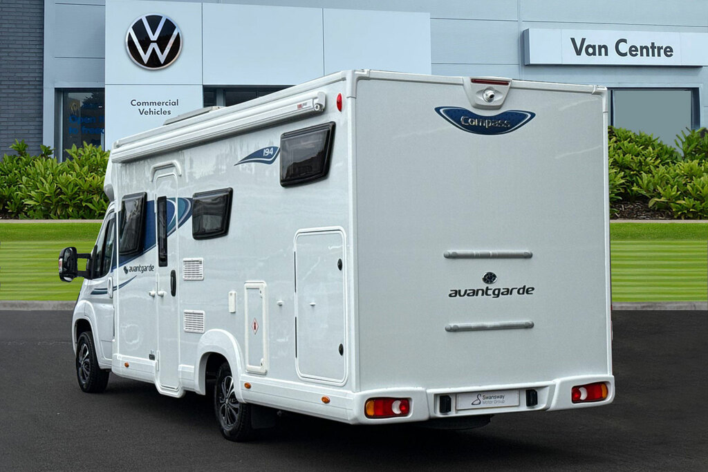   Volkswagen 109Kw Life Pure 52Kwh White #2
