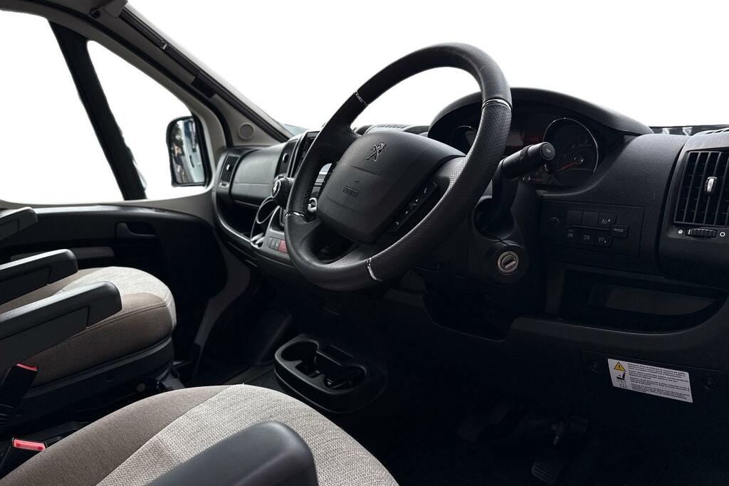   Volkswagen 109Kw Life Pure 52Kwh White #7