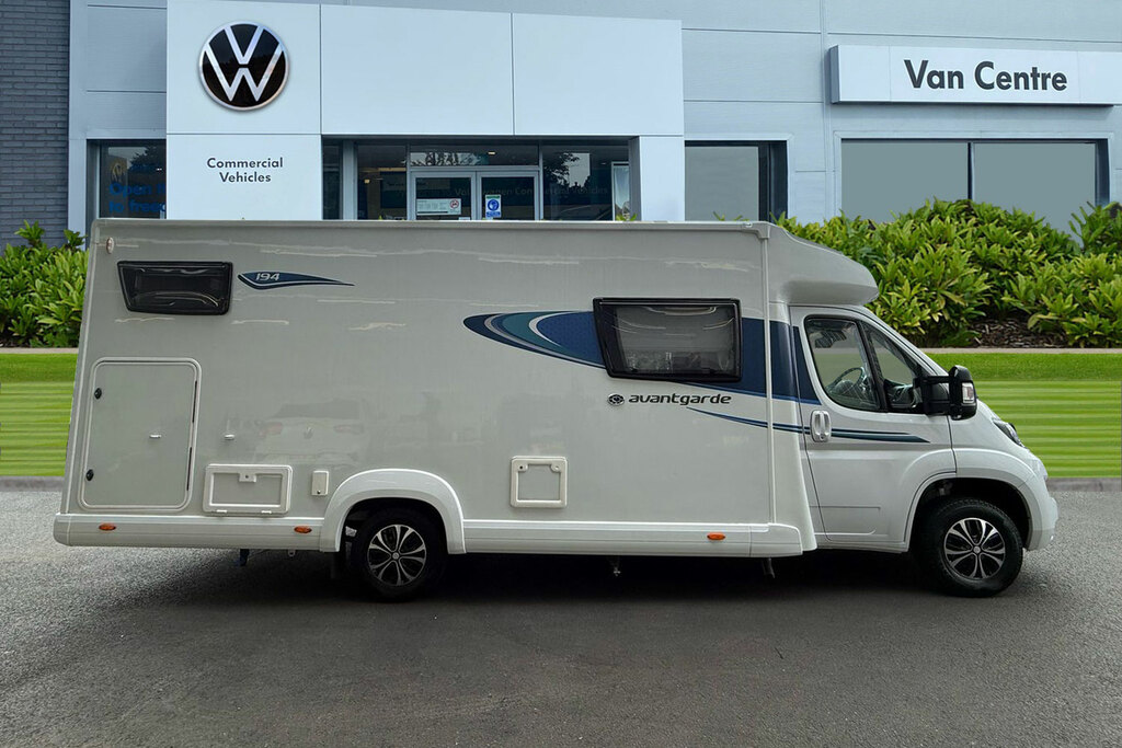   Volkswagen 109Kw Life Pure 52Kwh White #3