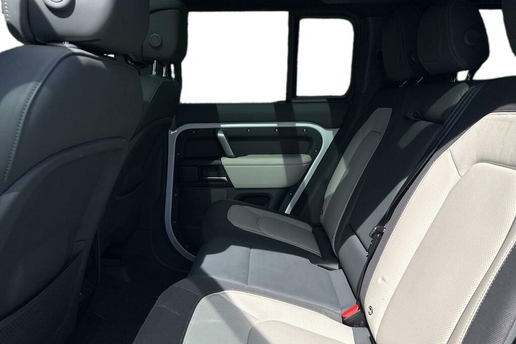 Land Rover Defender 110 3.0 D300 X-dynamic Hse White #4
