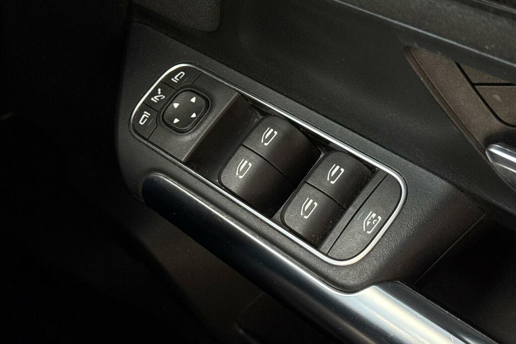 Mercedes-Benz GLA Class Gla 200 Amg Line Premium Black #17