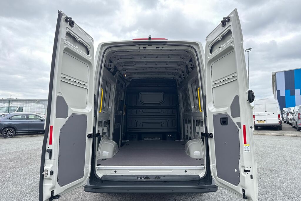 Volkswagen Crafter Cr35 Commerce Plus Mwb 177 Ps Fwd 4 Motion Grey #6