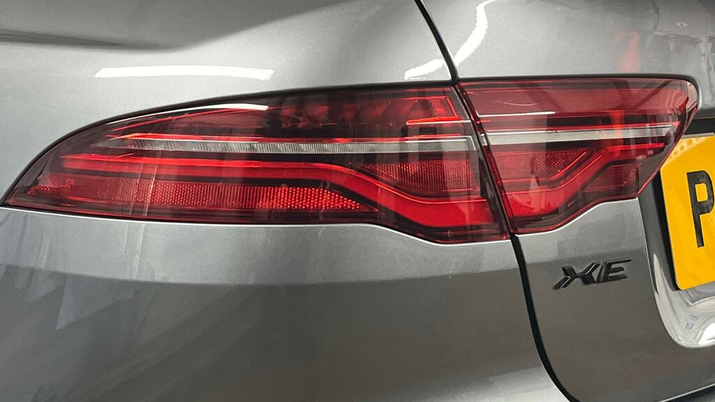 Jaguar XE 2.0 P250i R Dynamic Hse Black Saloon Au Silver #19