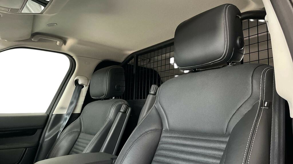 Land Rover Discovery 3.0 D300 Se Commercial SV73XNN Black #4
