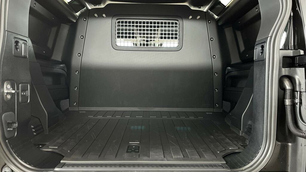 Land Rover Defender 90 3.0 D250 Hard Top Hse Black #4