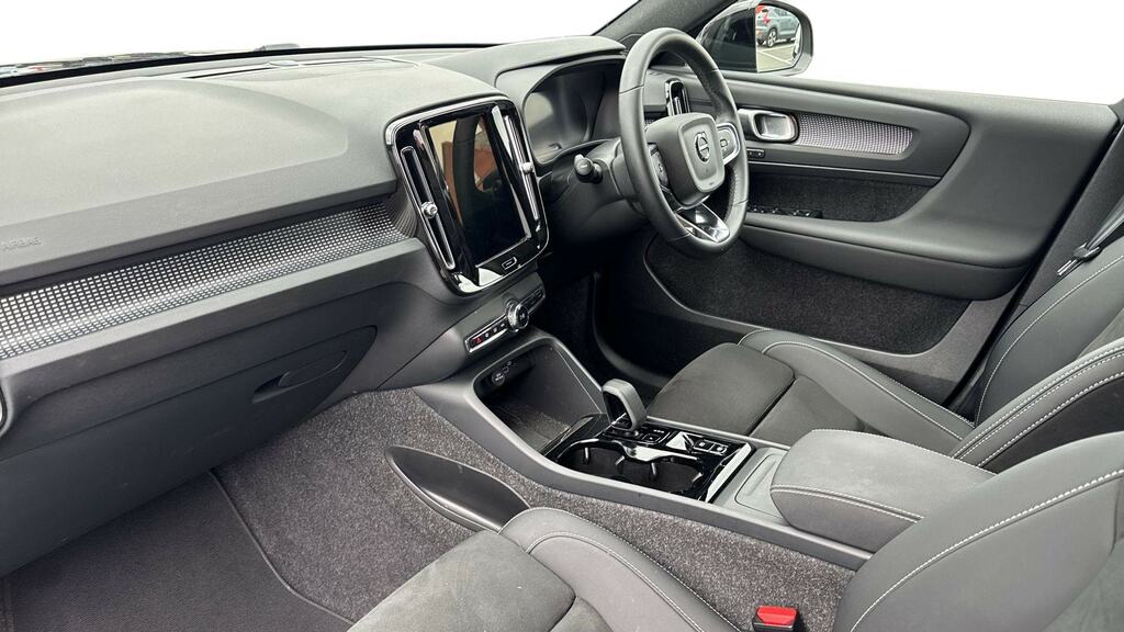 Volvo XC40 2.0 B4p Plus Black Edition YF74RVX Black #4