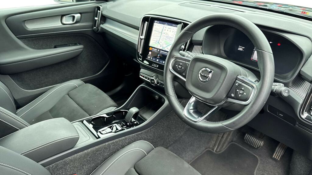 Volvo XC40 2.0 B4p Plus Black Edition YF74RVX Black #5