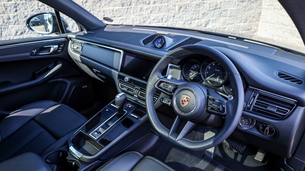 Porsche Macan 5dr Pdk Black #5