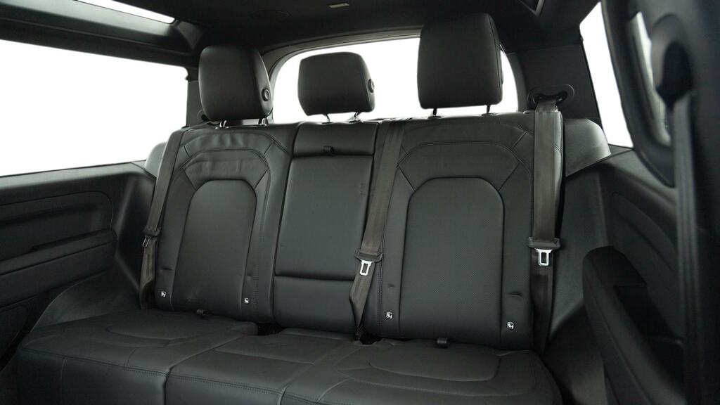 Land Rover Defender 90 3.0 D250 X-dynamic Hse 90 White #4