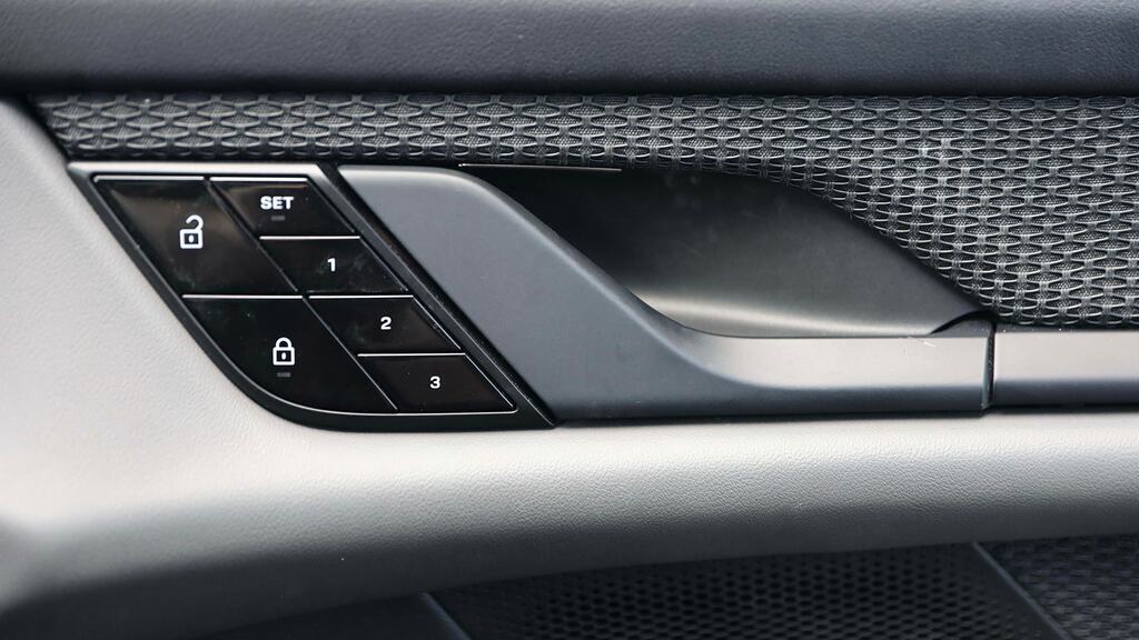 Porsche Taycan 390Kw 4S 79Kwh 5 Seat Black #22