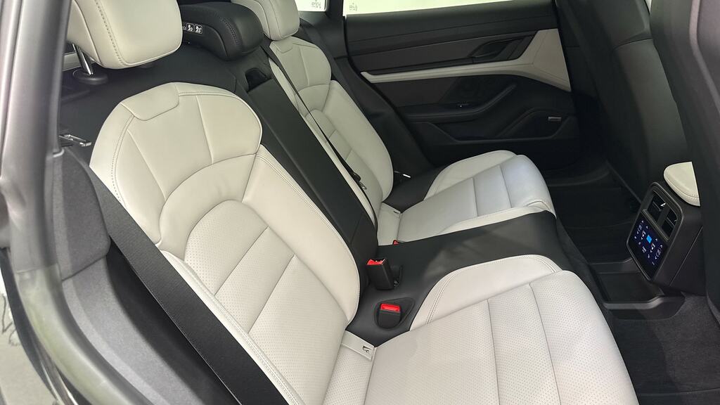 Porsche Taycan Performance Plus 93.4Kwh Turbo Sport Turismo White #32