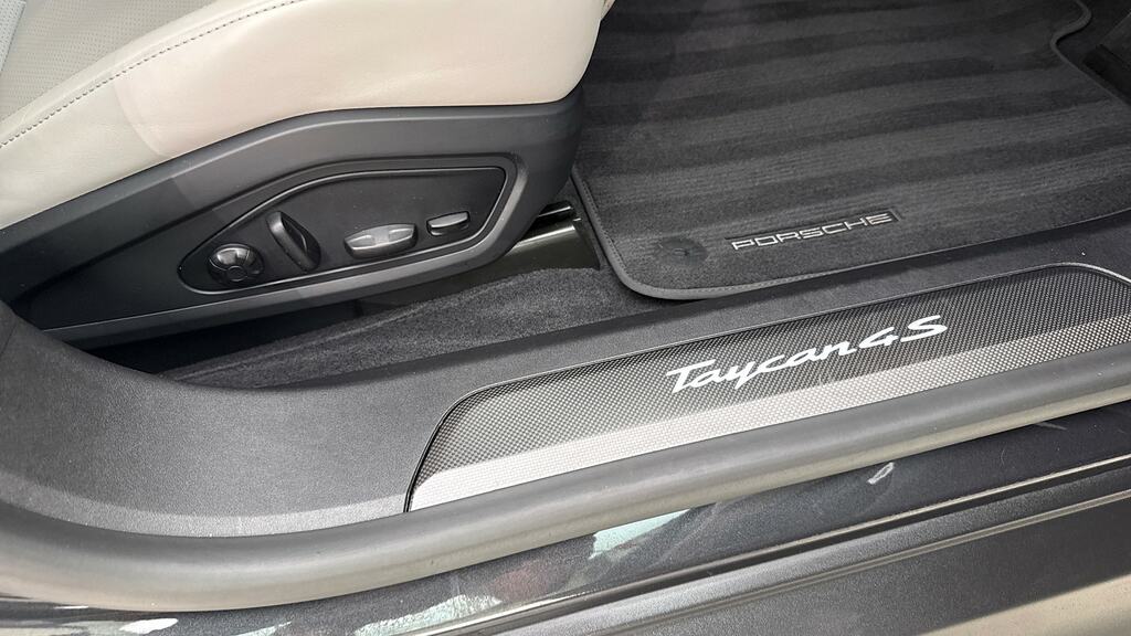 Porsche Taycan Performance Plus 93.4Kwh Turbo Sport Turismo White #23