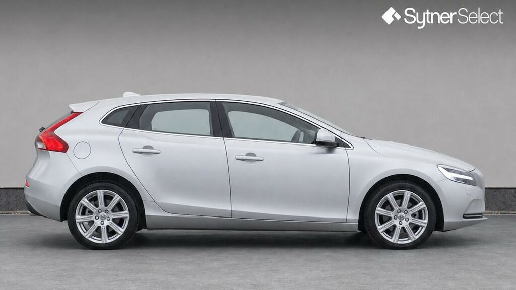Volvo V40 2.0 T2 Momentum Hatchback Euro 6 White #8