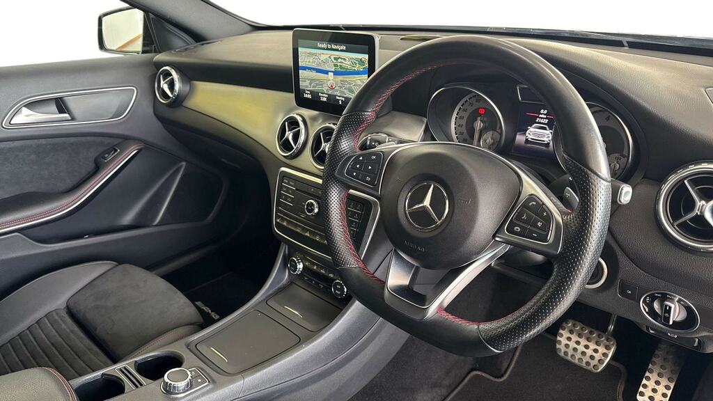 Mercedes-Benz GLA Class Gla 220D 4Matic Amg Line Premium Black #3
