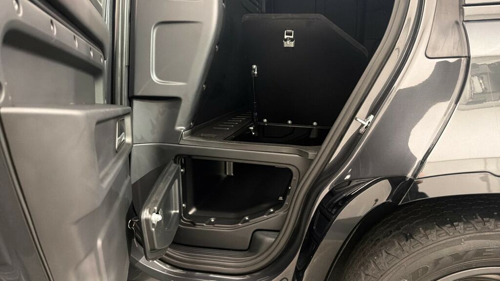 Land Rover Defender 110 3.0 D300 Hard Top X-dynamic Hse 3 Seat LM73CPX Grey #4