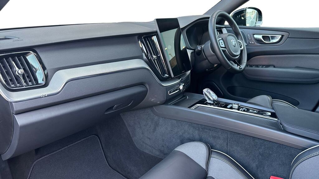Volvo XC60 2.0 B5p Plus Black Edition Awd Geartronic RA25AZC Black #4