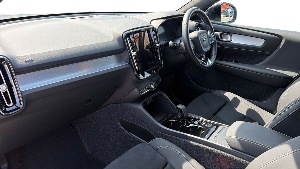 Volvo XC40 2.0 B4p Plus Black Edition PJ75SVD Grey #4
