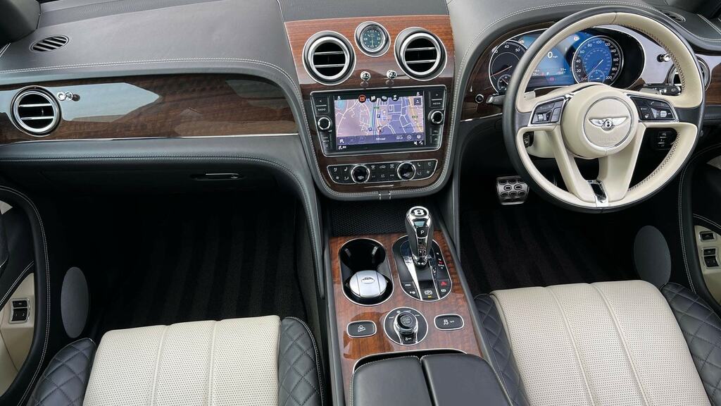 Bentley Bentayga 4.0 V8 Citytouring Spec White #2