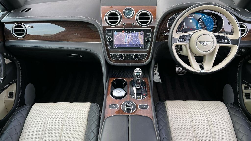 Bentley Bentayga 4.0 V8 Citytouring Spec White #4