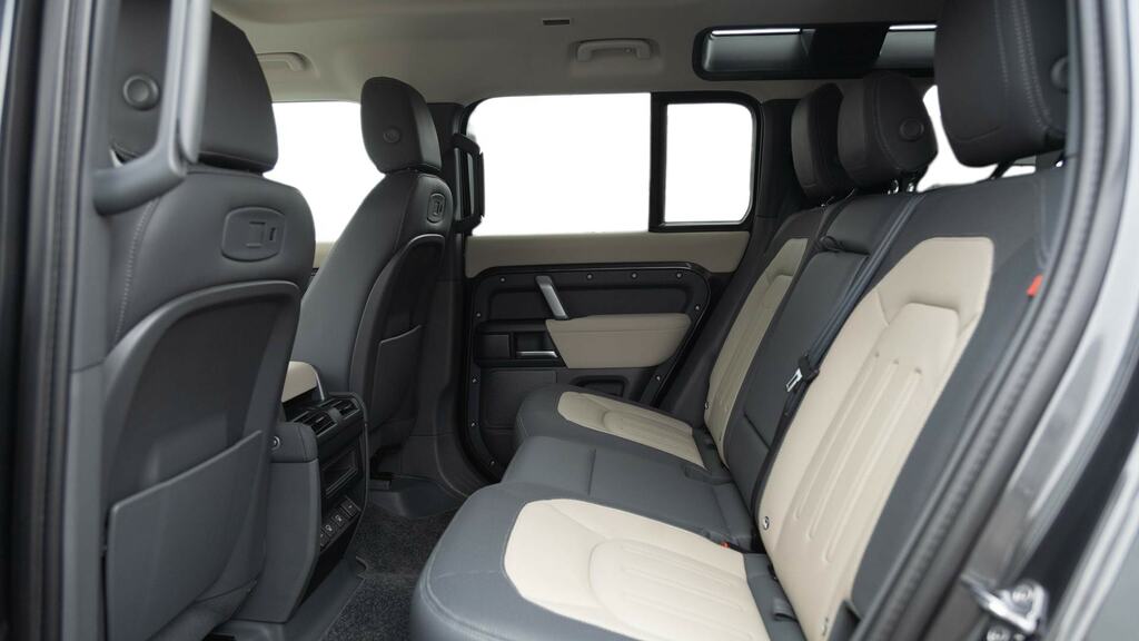 Land Rover Defender 110 3.0 D300 X-dynamic Se 110 LJ22YRY Grey #4