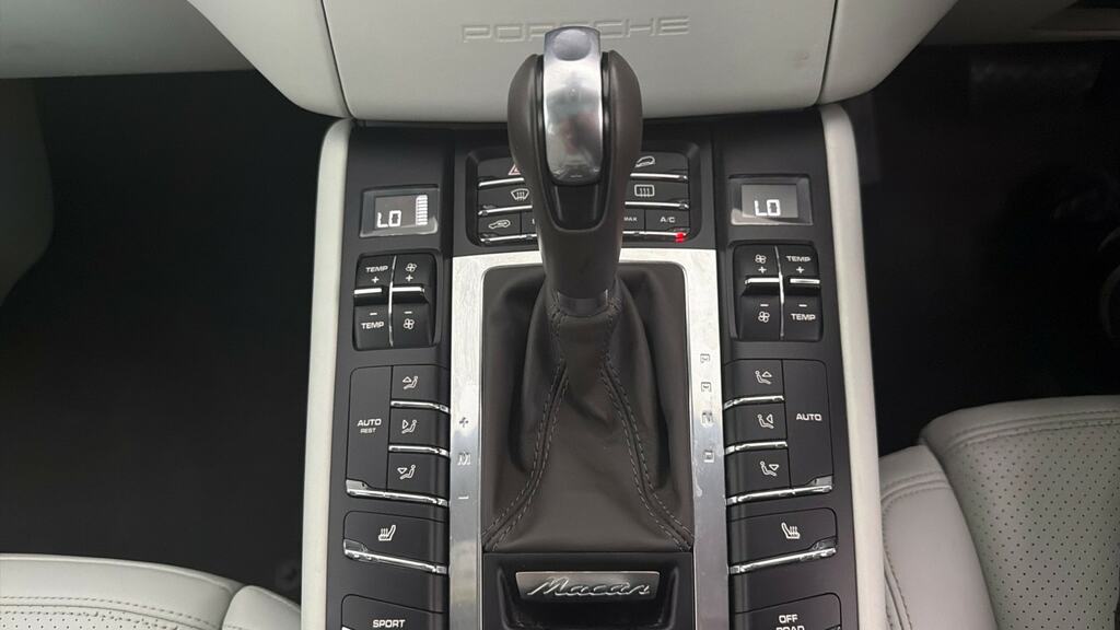 Porsche Macan Turbo Black #14