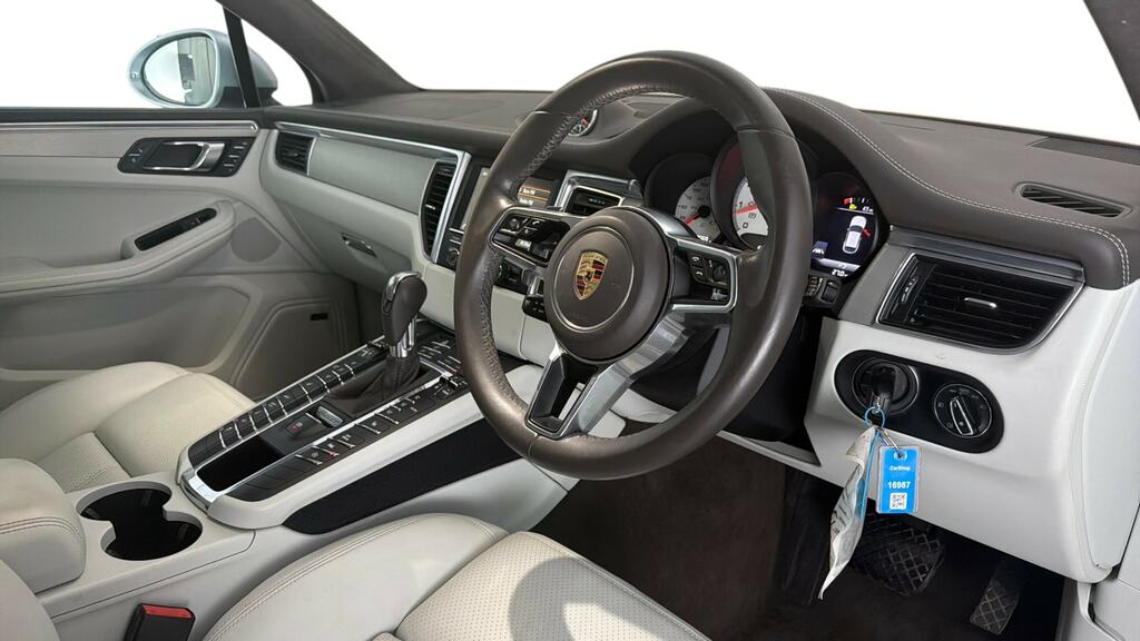 Porsche Macan Turbo Black #9