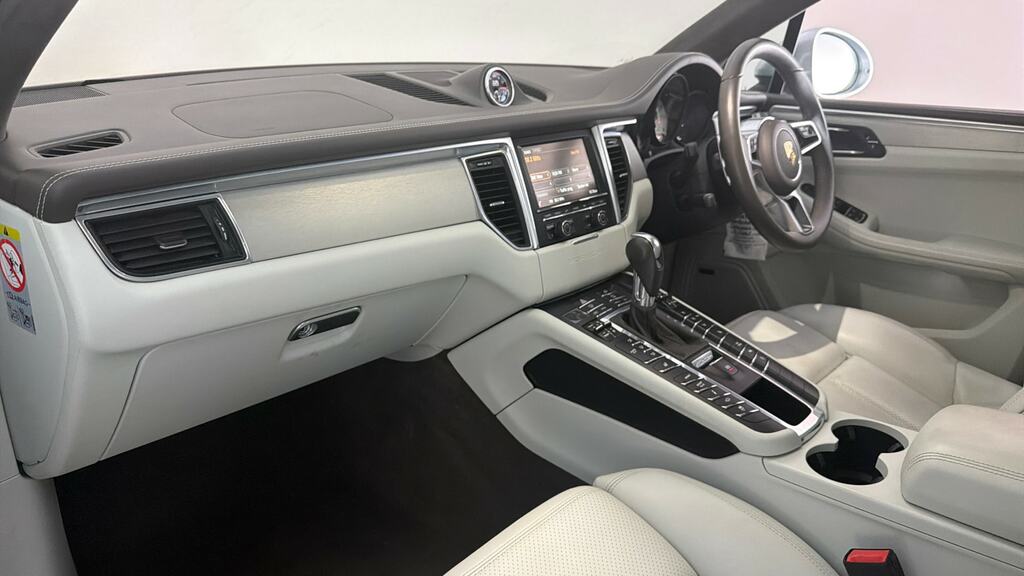 Porsche Macan Turbo Black #11