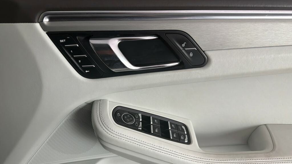 Porsche Macan Turbo Black #21