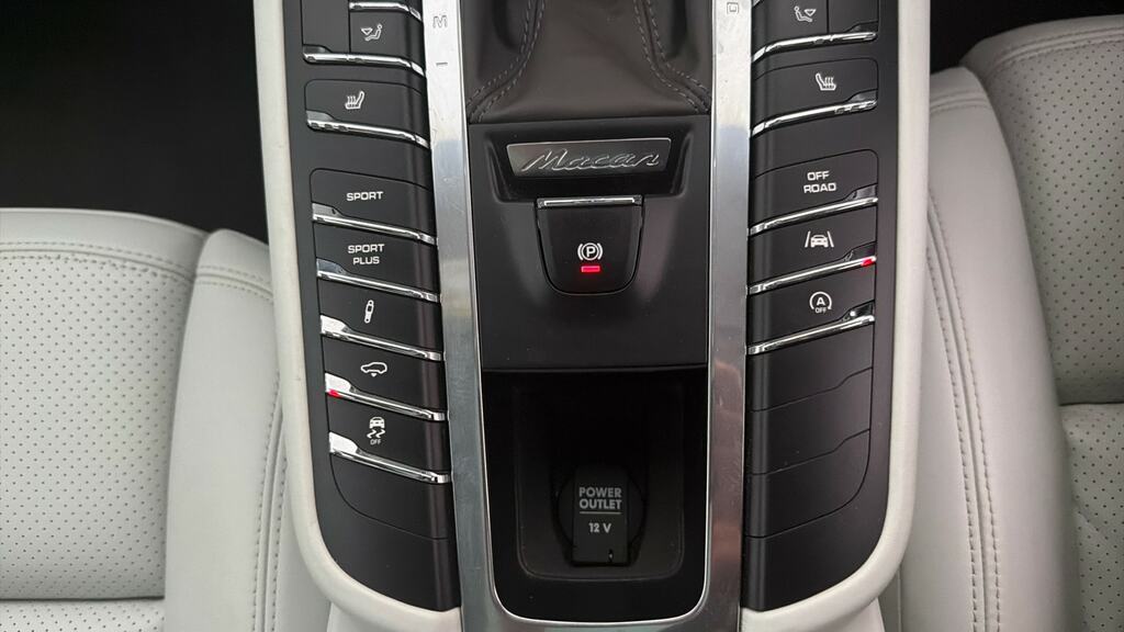 Porsche Macan Turbo Black #19