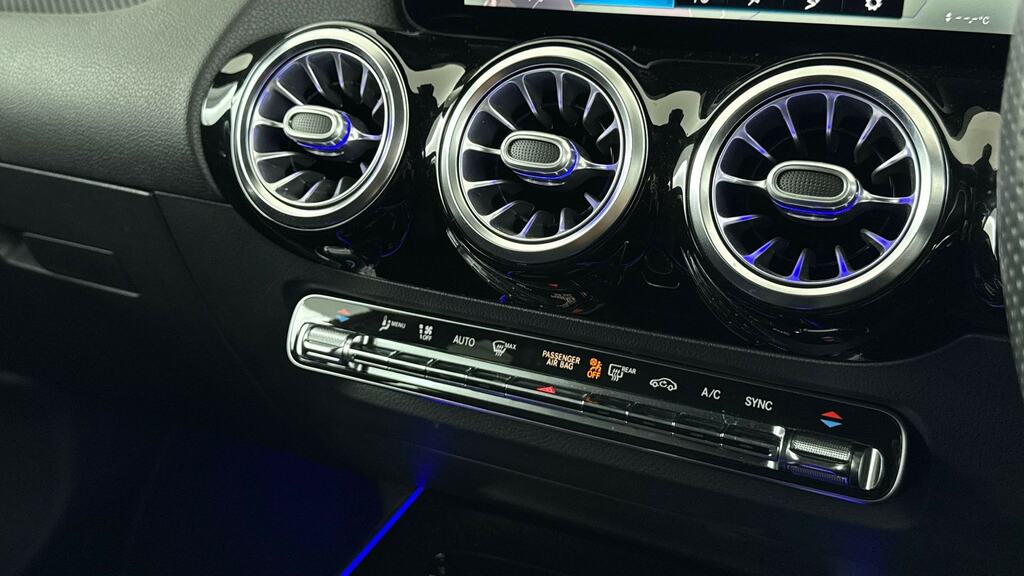 Mercedes-Benz GLA Class Black #25