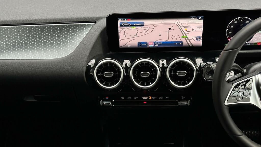 Mercedes-Benz GLA Class Gla 200 Rhd Black #10