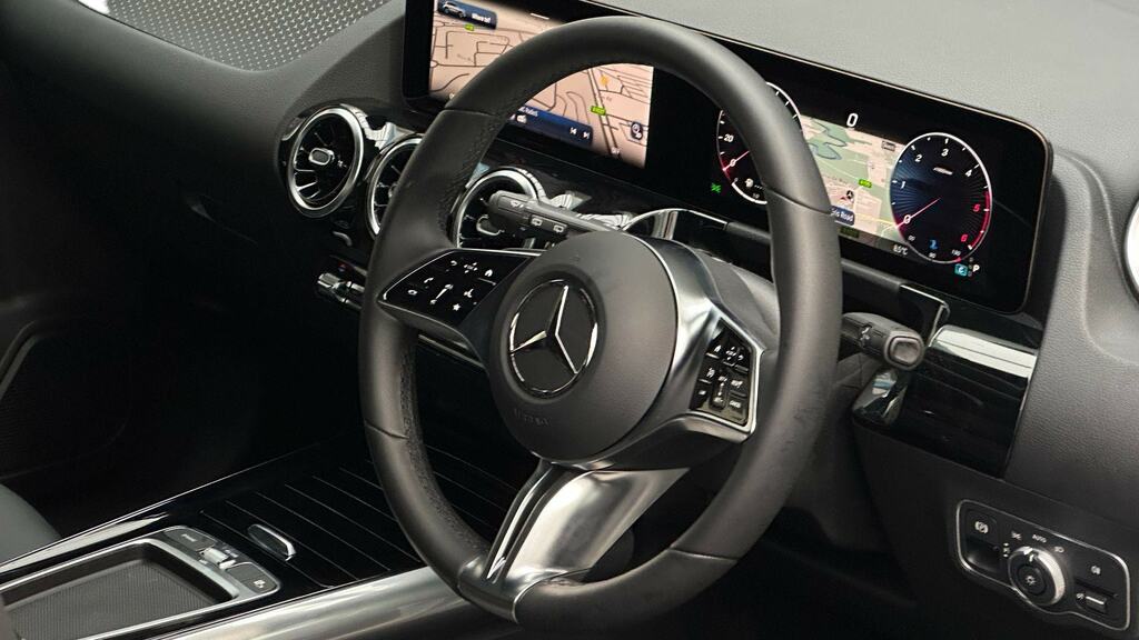 Mercedes-Benz GLA Class Gla 200 Rhd Black #3