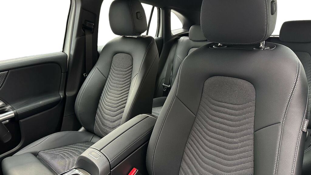 Mercedes-Benz GLA Class Gla 200 Rhd Black #11