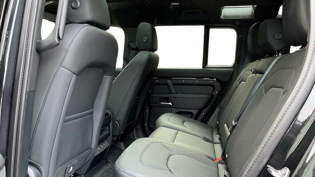 Land Rover Defender 110 3.0 D250 X-dynamic Se 110 Black #4