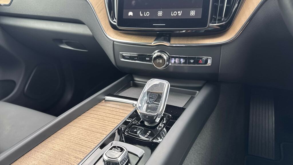 Volvo XC60 Plus Black Edition Black #14