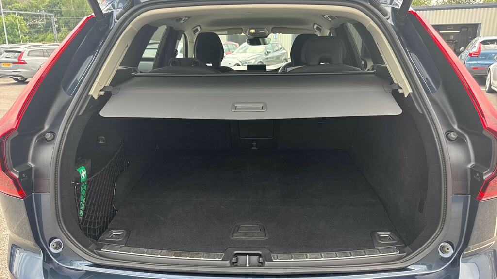 Volvo XC60 Plus Black Edition Black #17
