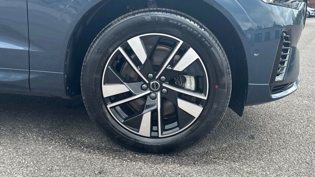 Volvo XC60 Plus Black Edition Black #16