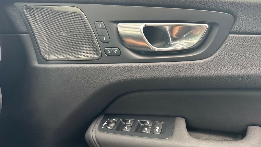 Volvo XC60 Plus Black Edition Black #15