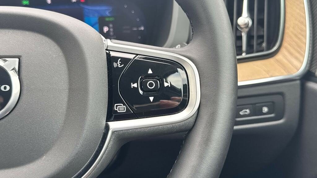 Volvo XC60 Plus Black Edition Black #19