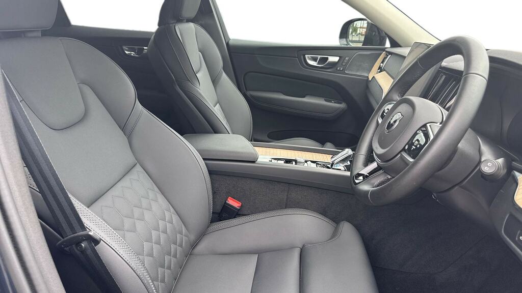 Volvo XC60 Plus Black Edition Black #9