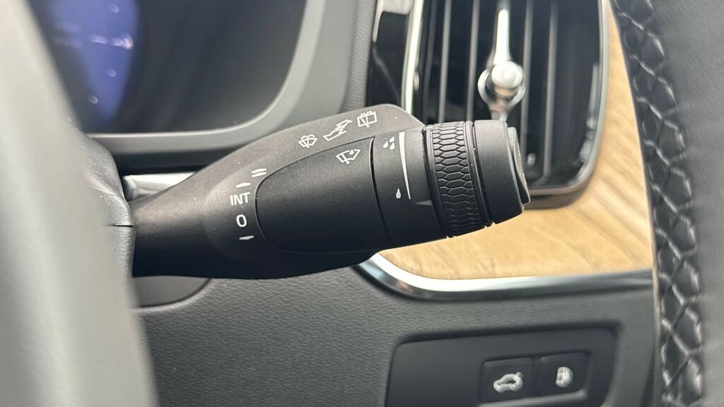 Volvo XC60 Plus Black Edition Black #23