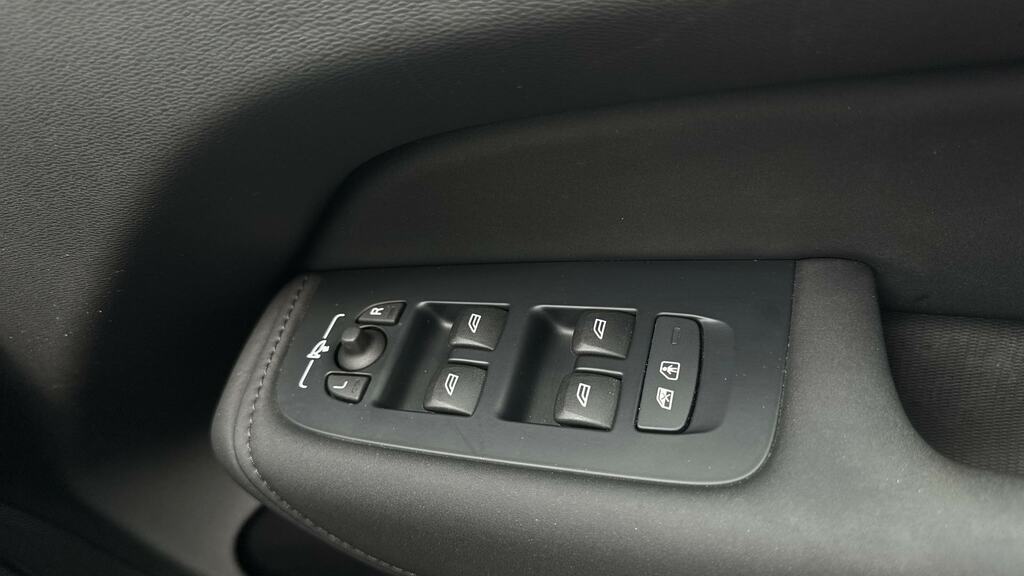 Volvo XC60 Plus Black Edition Black #25