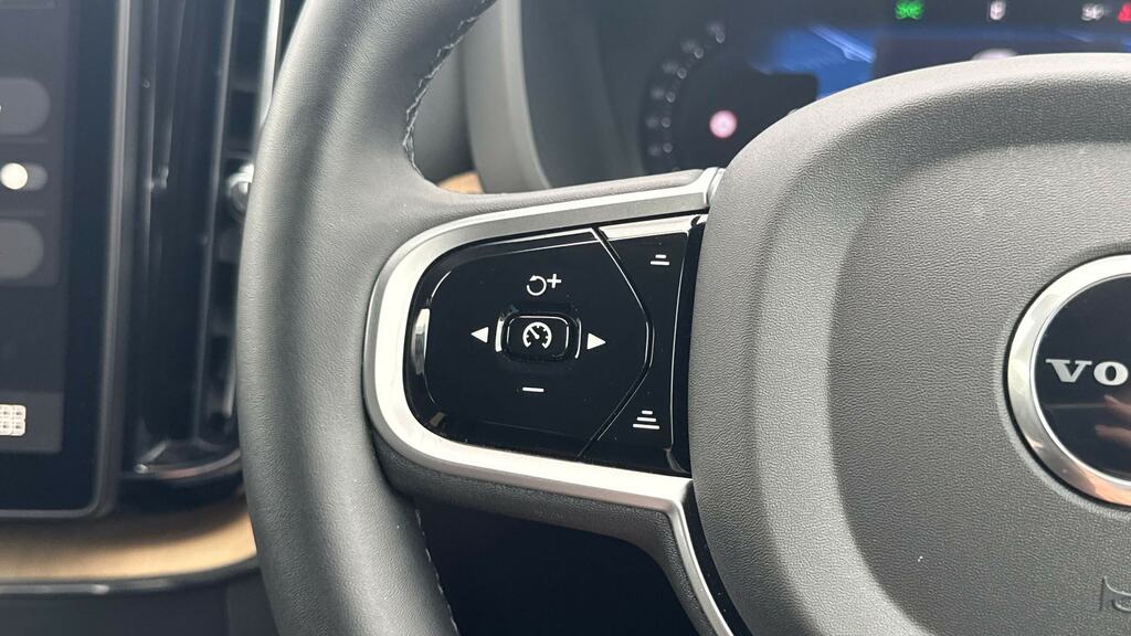 Volvo XC60 Plus Black Edition Black #18